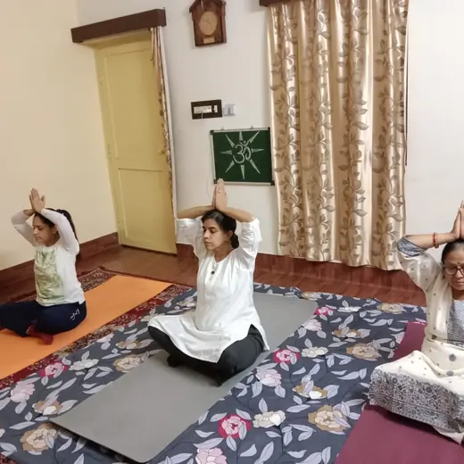 Small-group class: seated stretch, January 2026