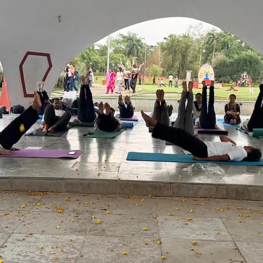 Group session in the park: leg raises, June 2026